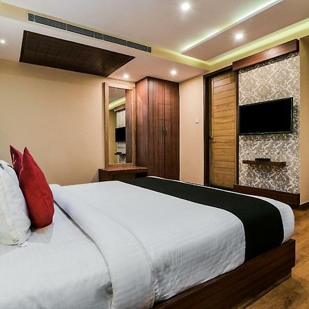 Capital O 4535 Hotel Uma Palace Váránaszi Kültér fotó