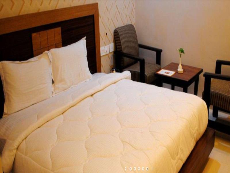 Capital O 4535 Hotel Uma Palace Váránaszi Kültér fotó