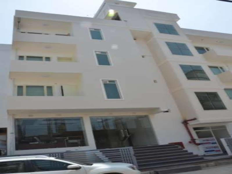 Capital O 4535 Hotel Uma Palace Váránaszi Kültér fotó