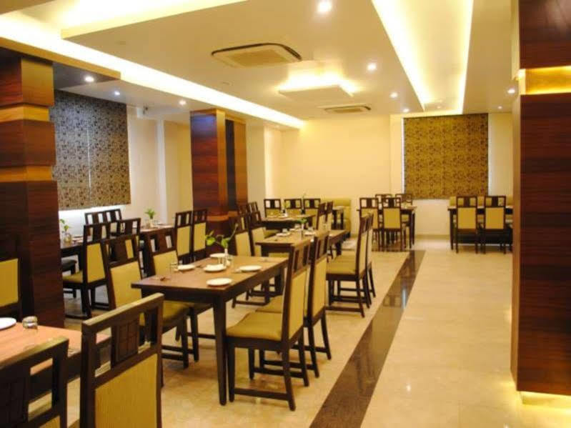 Capital O 4535 Hotel Uma Palace Váránaszi Kültér fotó