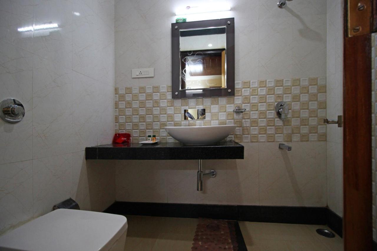 Capital O 4535 Hotel Uma Palace Váránaszi Kültér fotó
