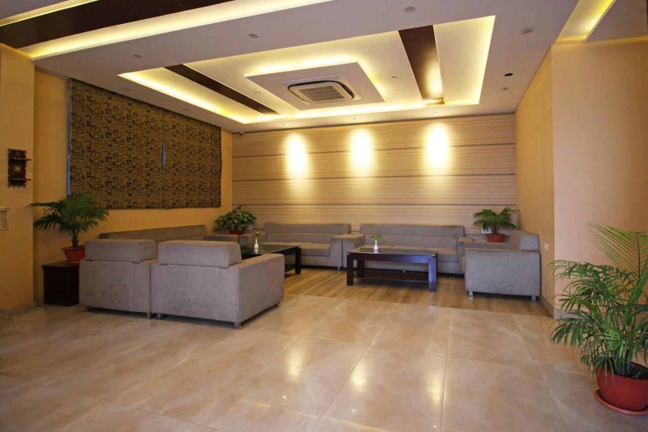Capital O 4535 Hotel Uma Palace Váránaszi Kültér fotó