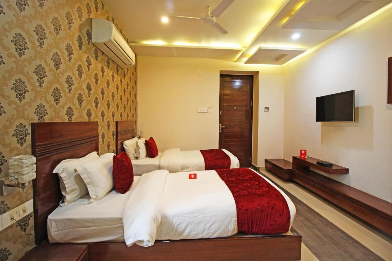 Capital O 4535 Hotel Uma Palace Váránaszi Kültér fotó