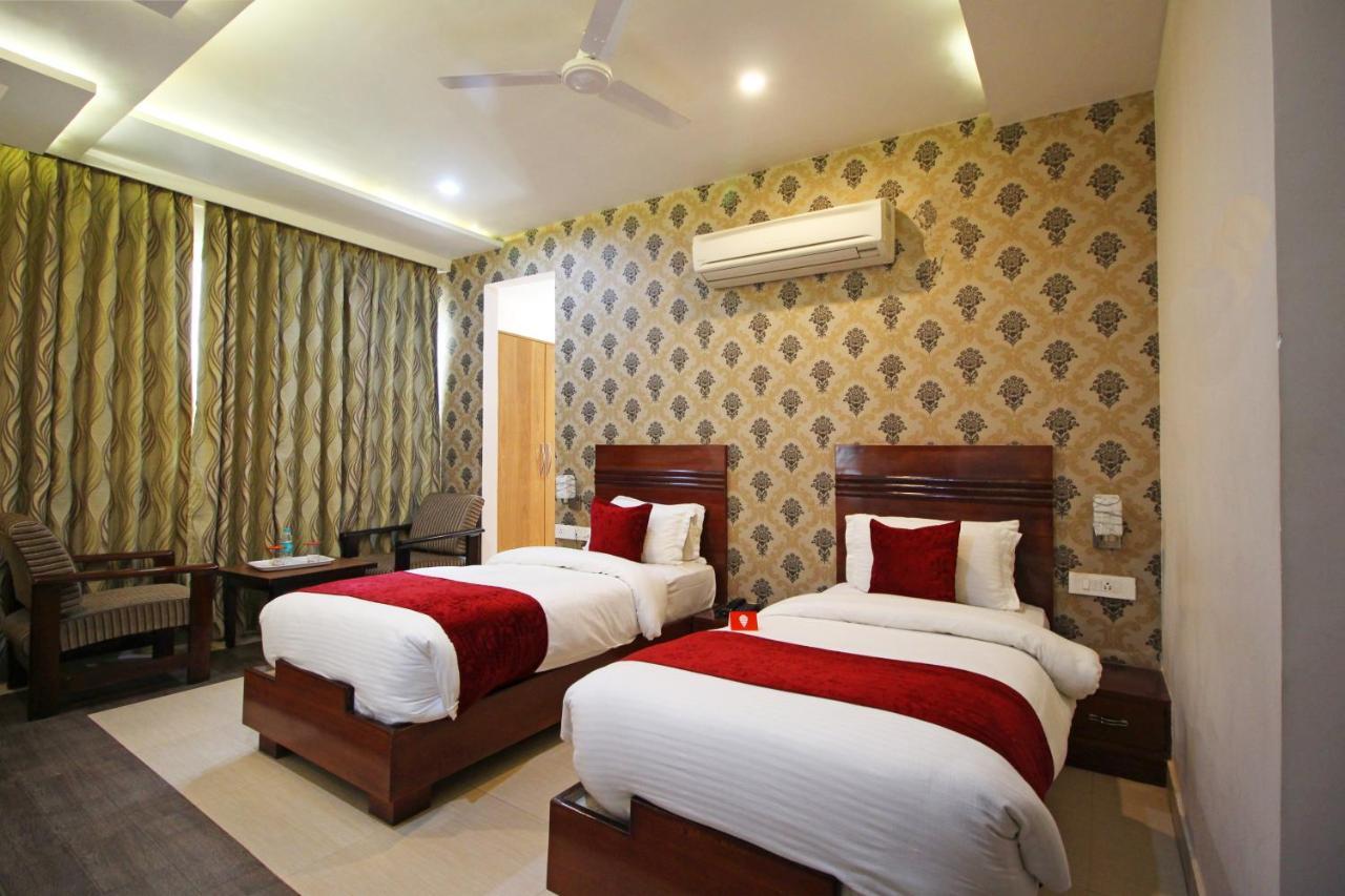 Capital O 4535 Hotel Uma Palace Váránaszi Kültér fotó
