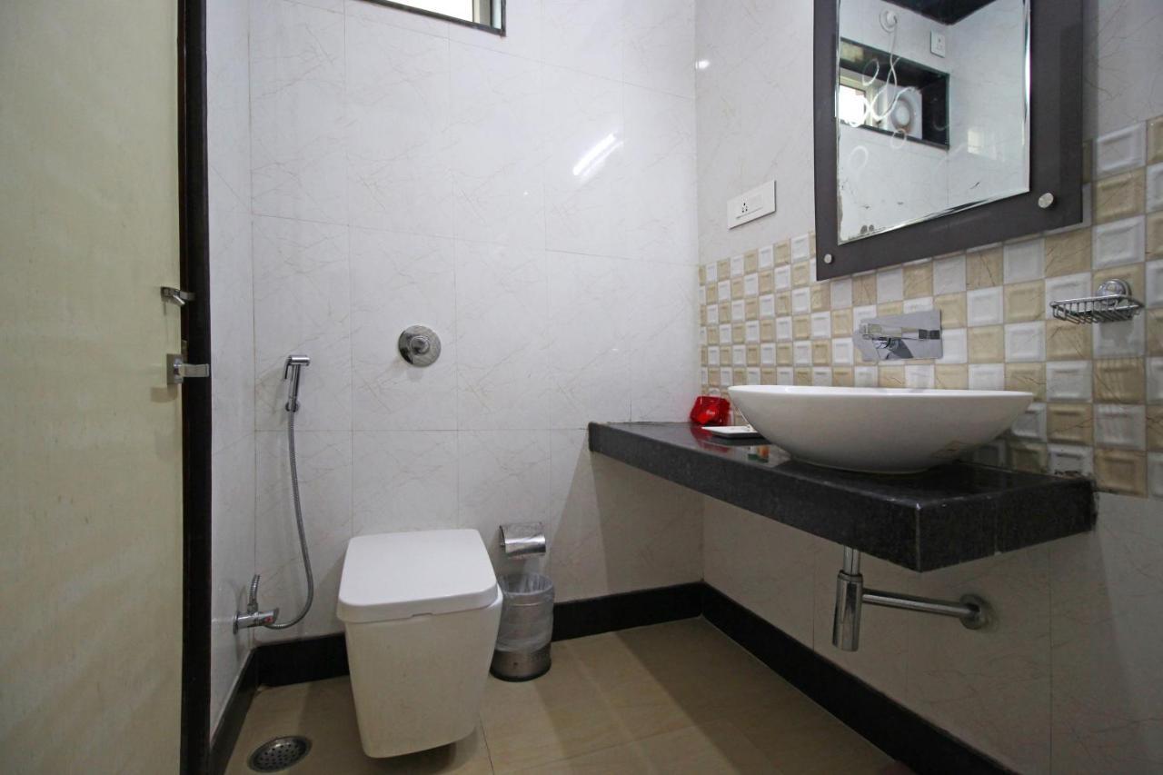 Capital O 4535 Hotel Uma Palace Váránaszi Kültér fotó