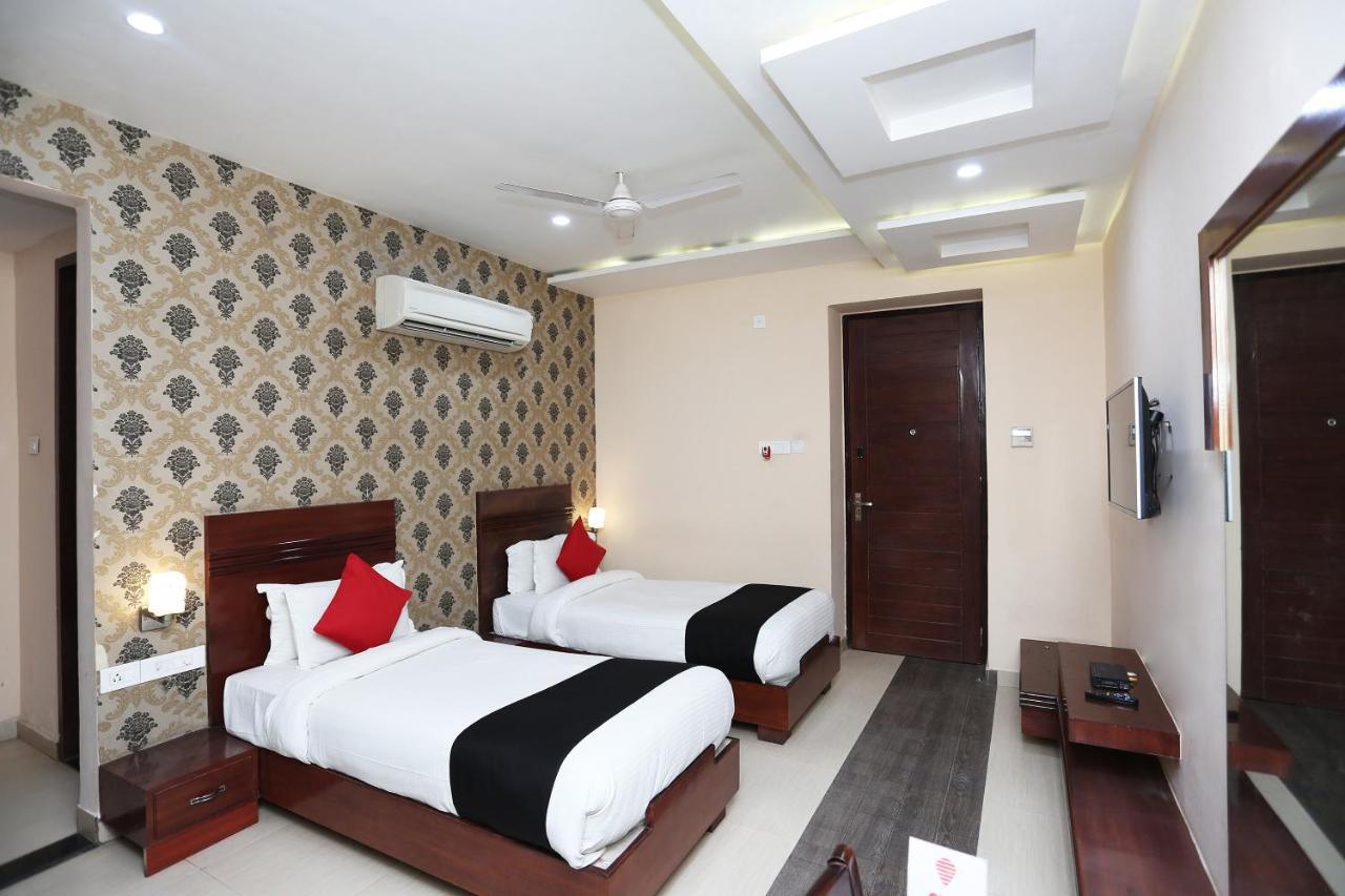 Capital O 4535 Hotel Uma Palace Váránaszi Kültér fotó