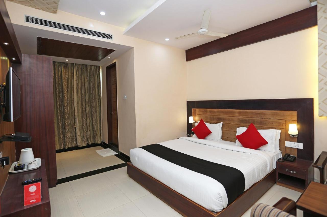 Capital O 4535 Hotel Uma Palace Váránaszi Kültér fotó