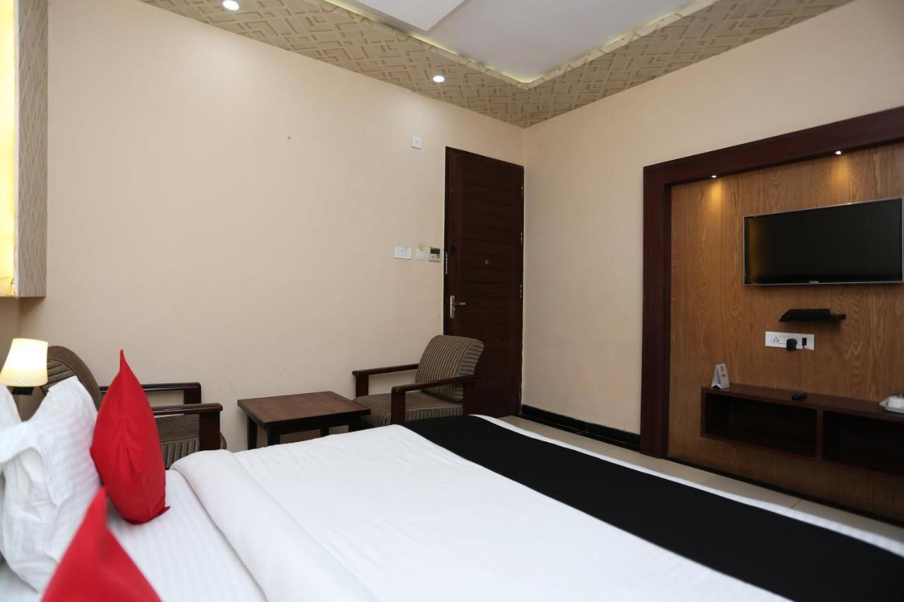 Capital O 4535 Hotel Uma Palace Váránaszi Kültér fotó