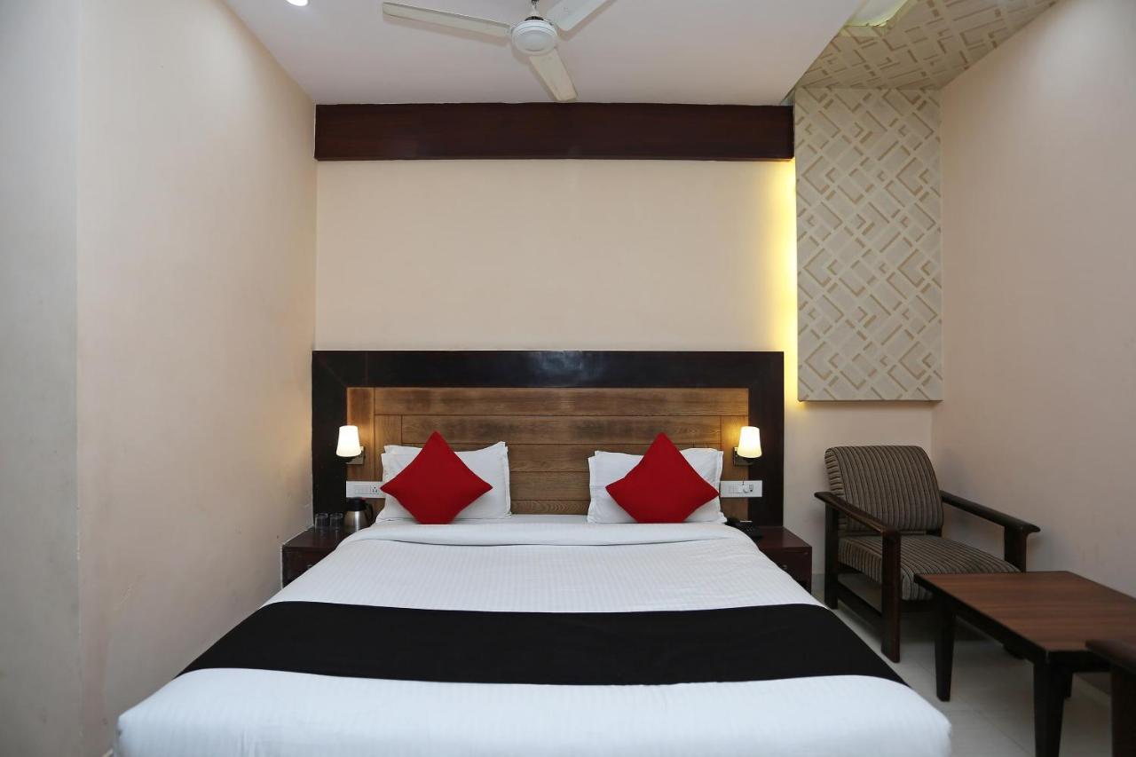 Capital O 4535 Hotel Uma Palace Váránaszi Kültér fotó