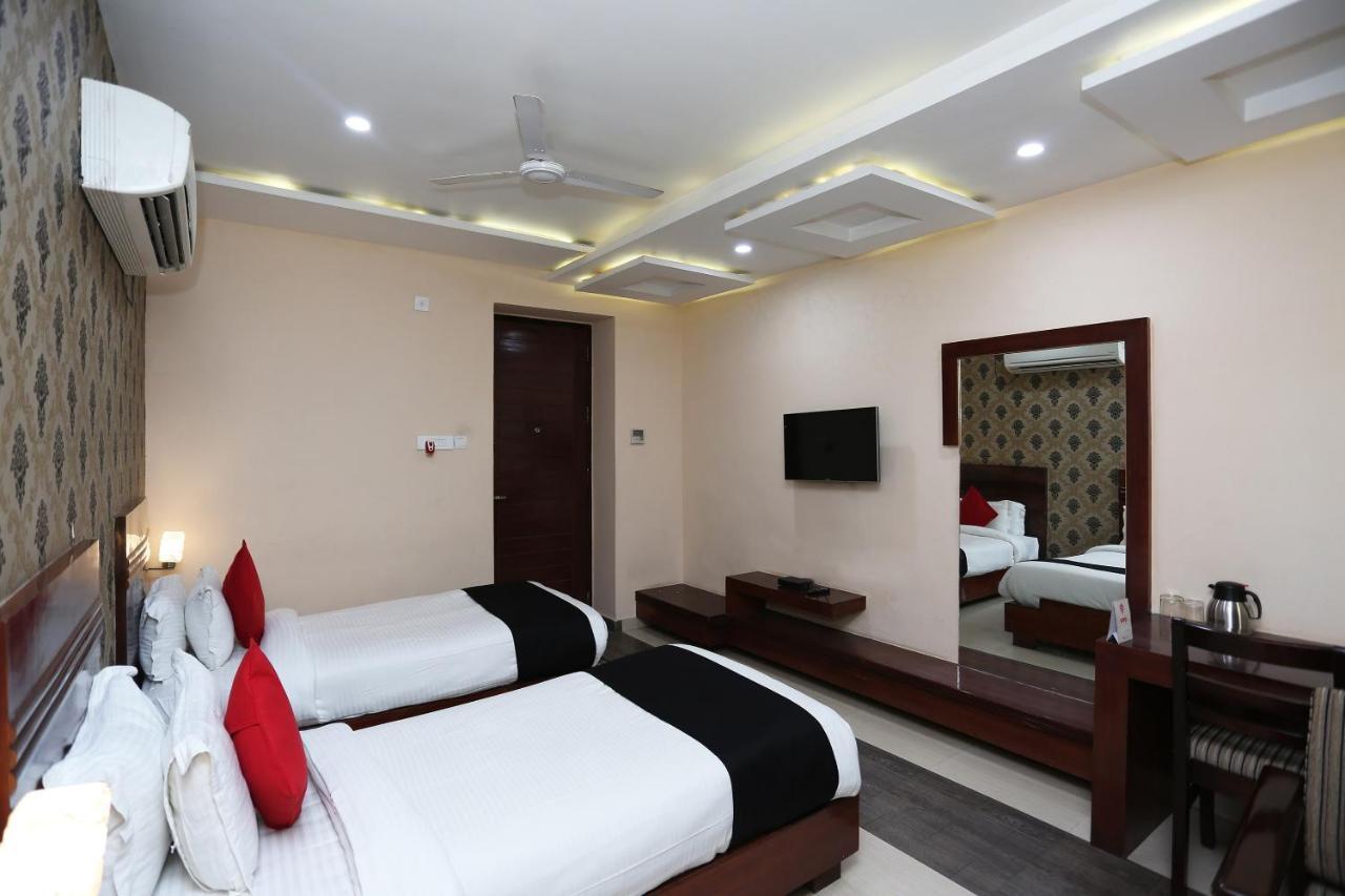Capital O 4535 Hotel Uma Palace Váránaszi Kültér fotó