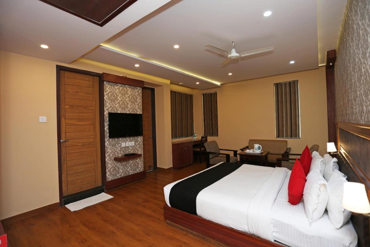 Capital O 4535 Hotel Uma Palace Váránaszi Kültér fotó