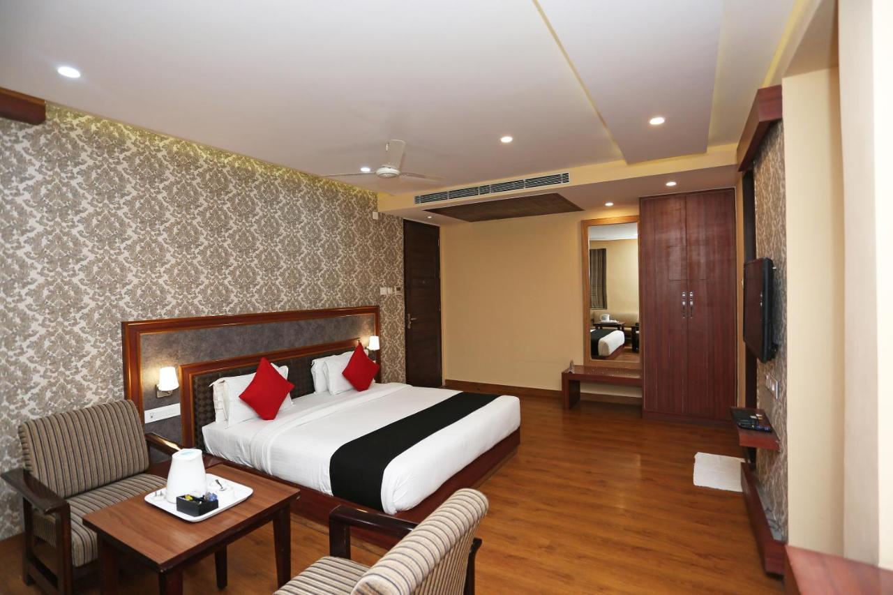 Capital O 4535 Hotel Uma Palace Váránaszi Kültér fotó