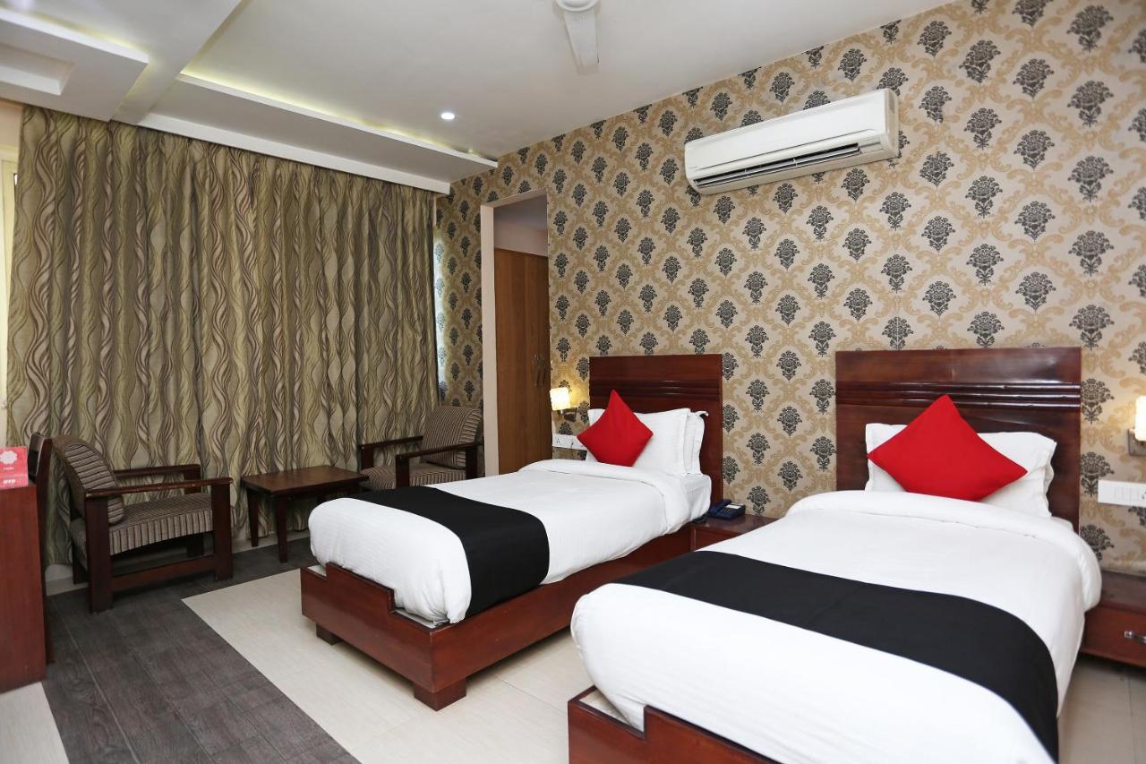 Capital O 4535 Hotel Uma Palace Váránaszi Kültér fotó