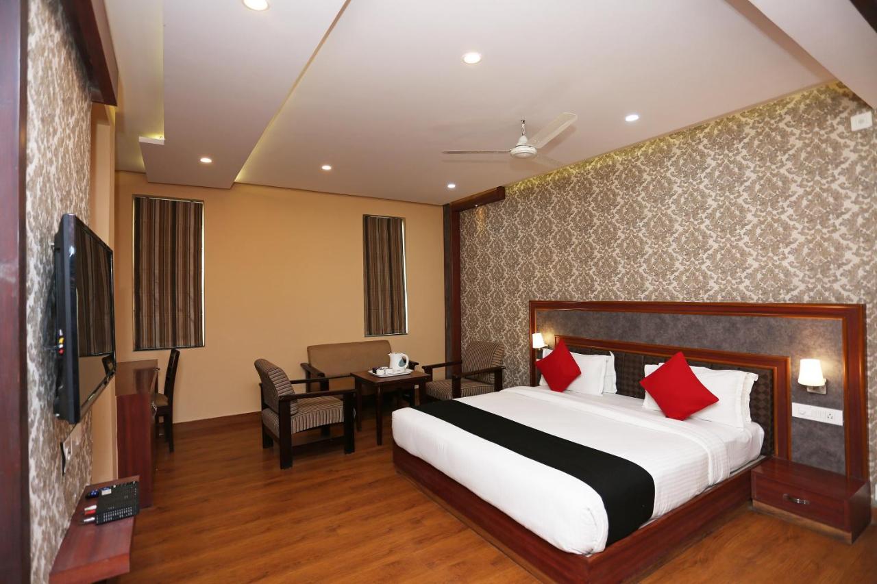 Capital O 4535 Hotel Uma Palace Váránaszi Kültér fotó