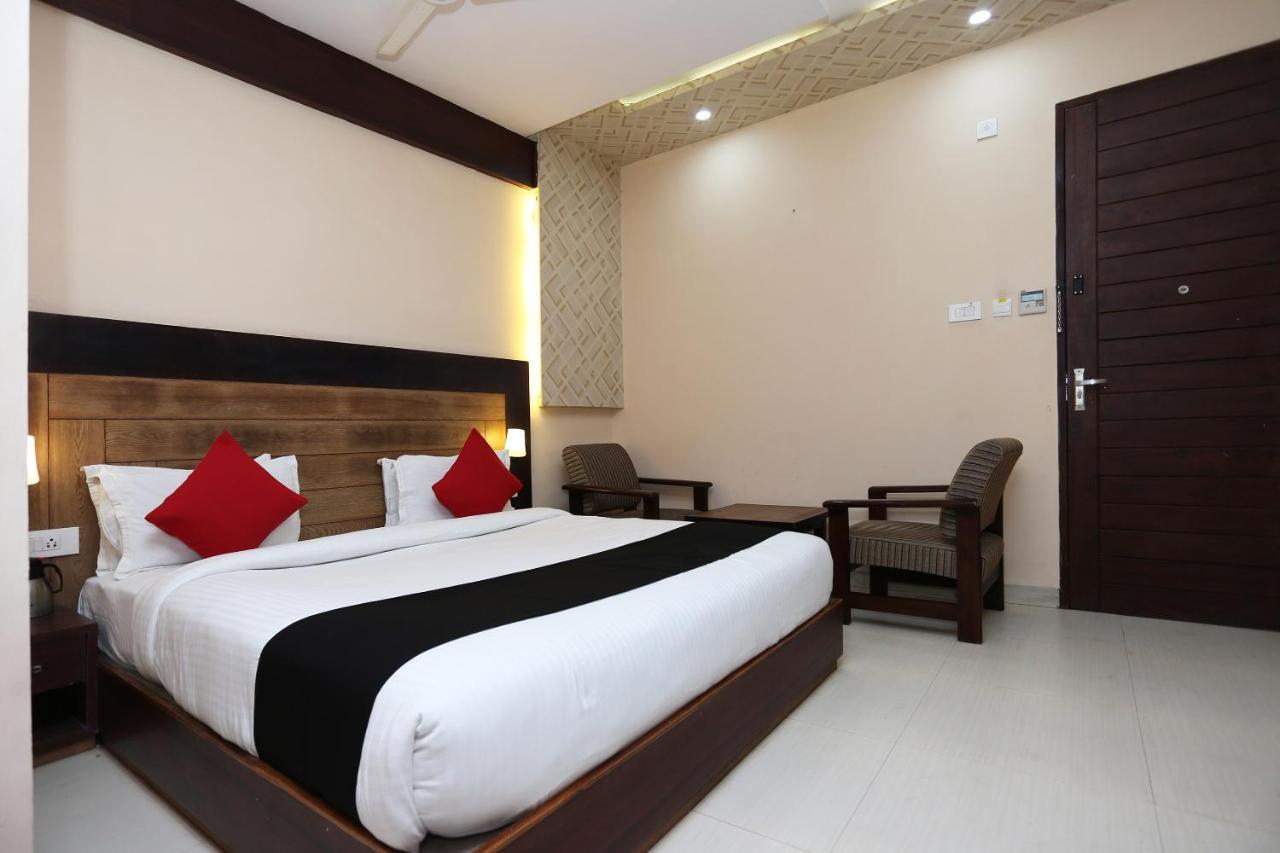 Capital O 4535 Hotel Uma Palace Váránaszi Kültér fotó