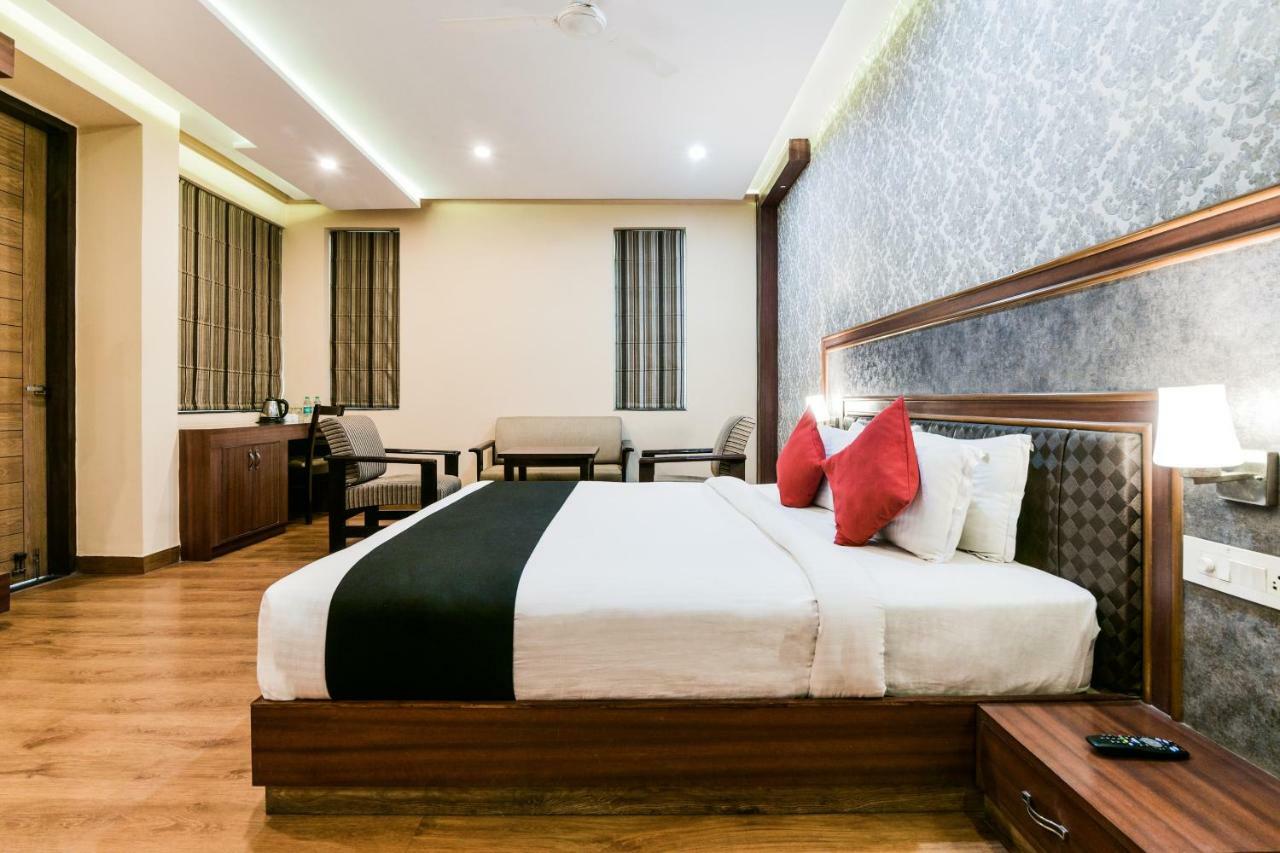 Capital O 4535 Hotel Uma Palace Váránaszi Kültér fotó