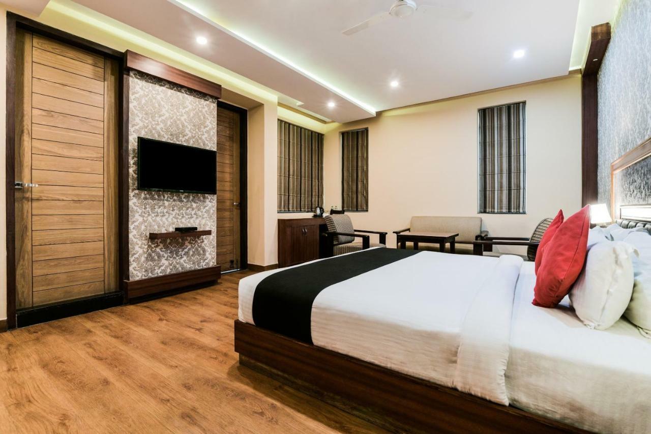 Capital O 4535 Hotel Uma Palace Váránaszi Kültér fotó