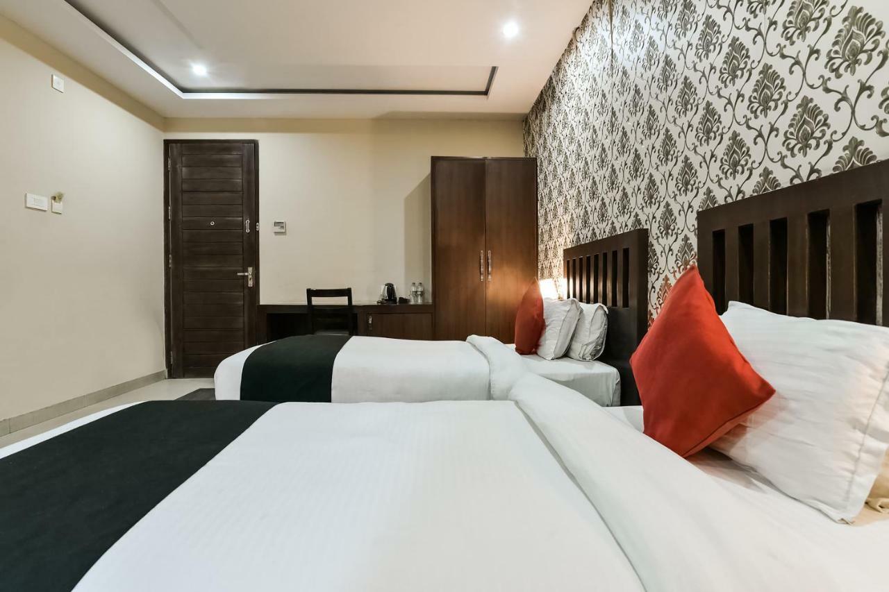 Capital O 4535 Hotel Uma Palace Váránaszi Kültér fotó