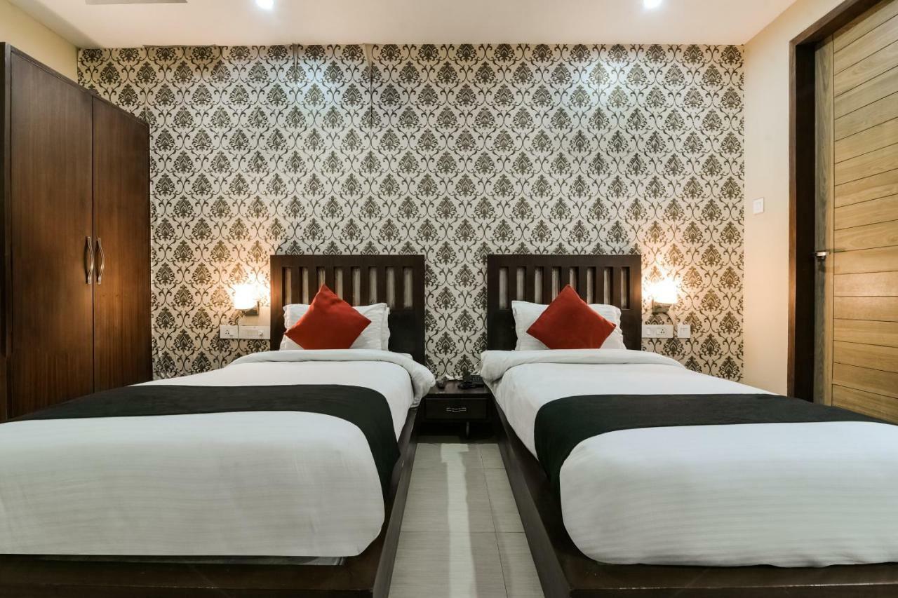 Capital O 4535 Hotel Uma Palace Váránaszi Kültér fotó