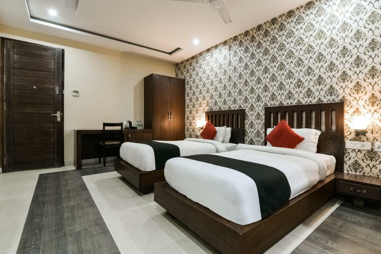 Capital O 4535 Hotel Uma Palace Váránaszi Kültér fotó