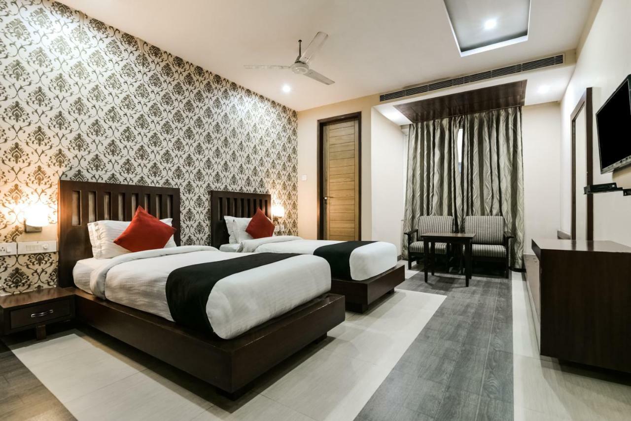 Capital O 4535 Hotel Uma Palace Váránaszi Kültér fotó