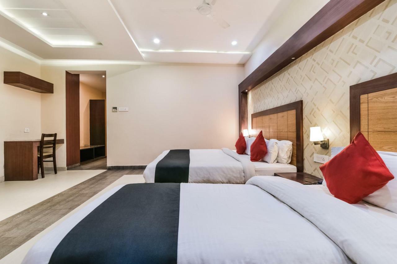 Capital O 4535 Hotel Uma Palace Váránaszi Kültér fotó