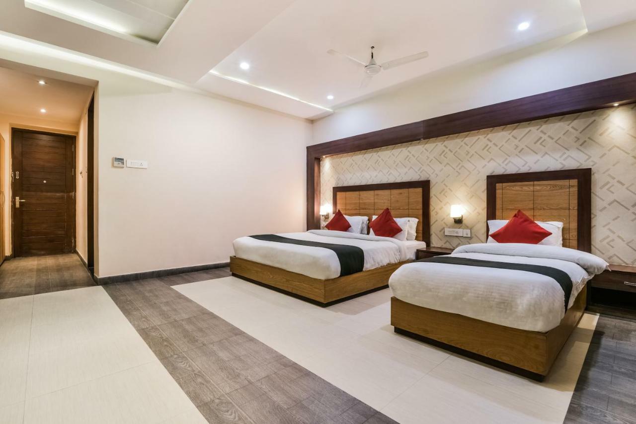 Capital O 4535 Hotel Uma Palace Váránaszi Kültér fotó