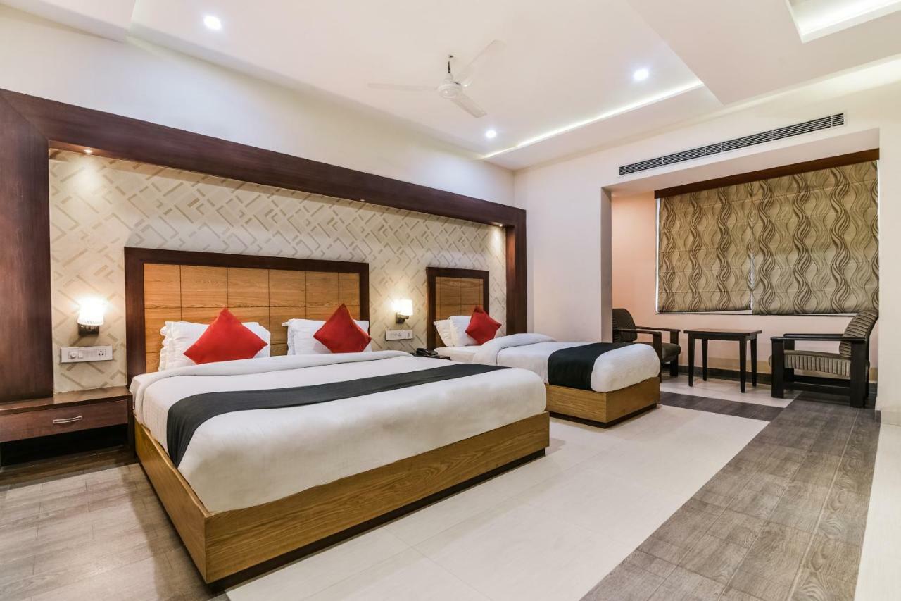Capital O 4535 Hotel Uma Palace Váránaszi Kültér fotó