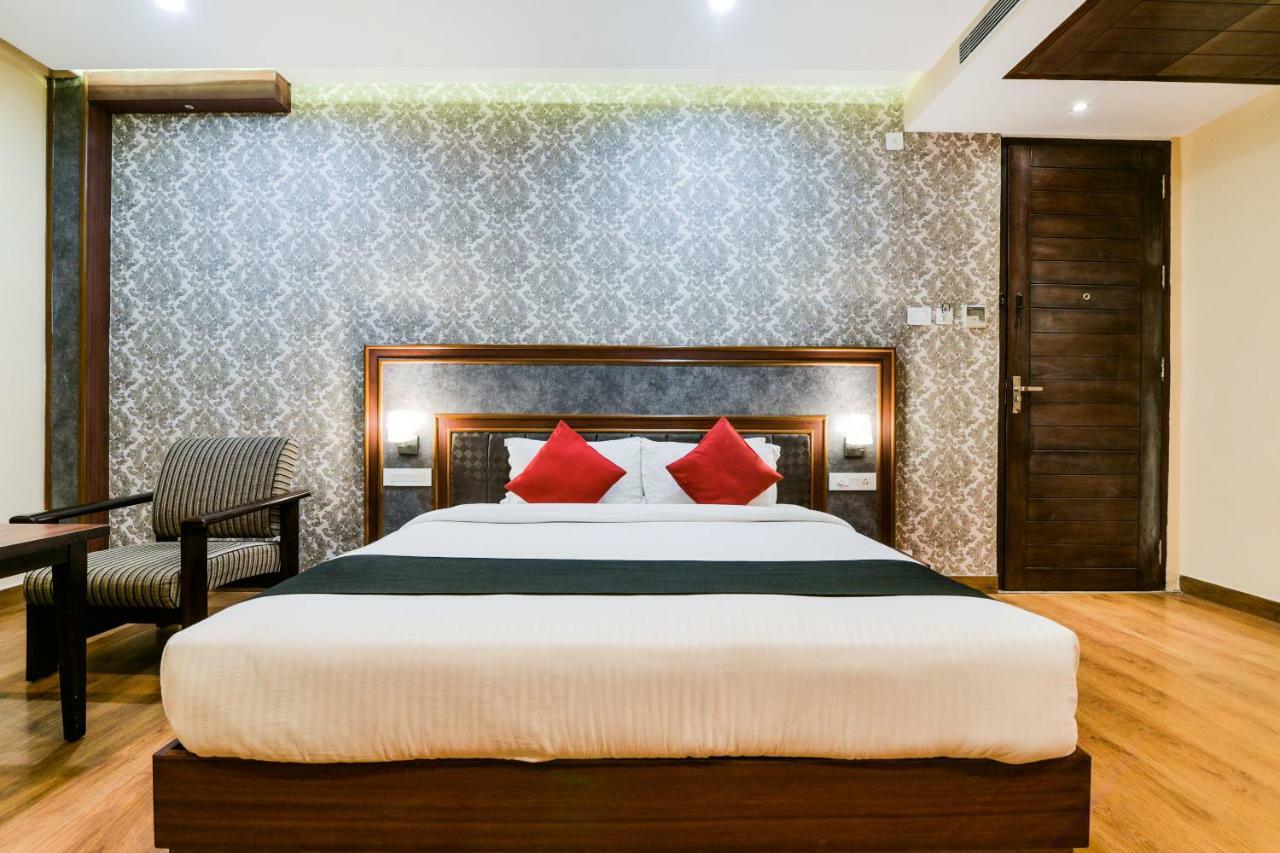 Capital O 4535 Hotel Uma Palace Váránaszi Kültér fotó