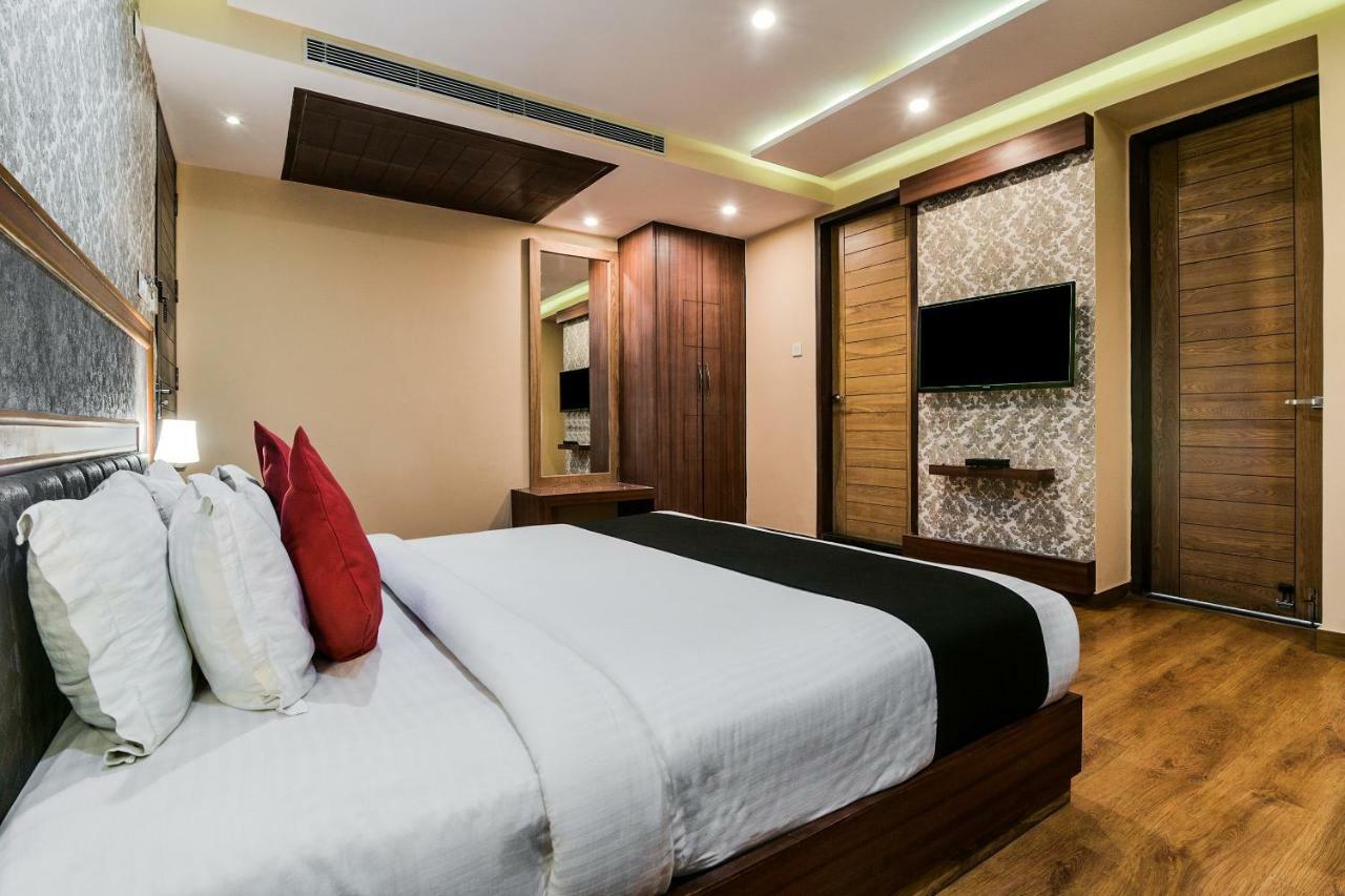 Capital O 4535 Hotel Uma Palace Váránaszi Kültér fotó