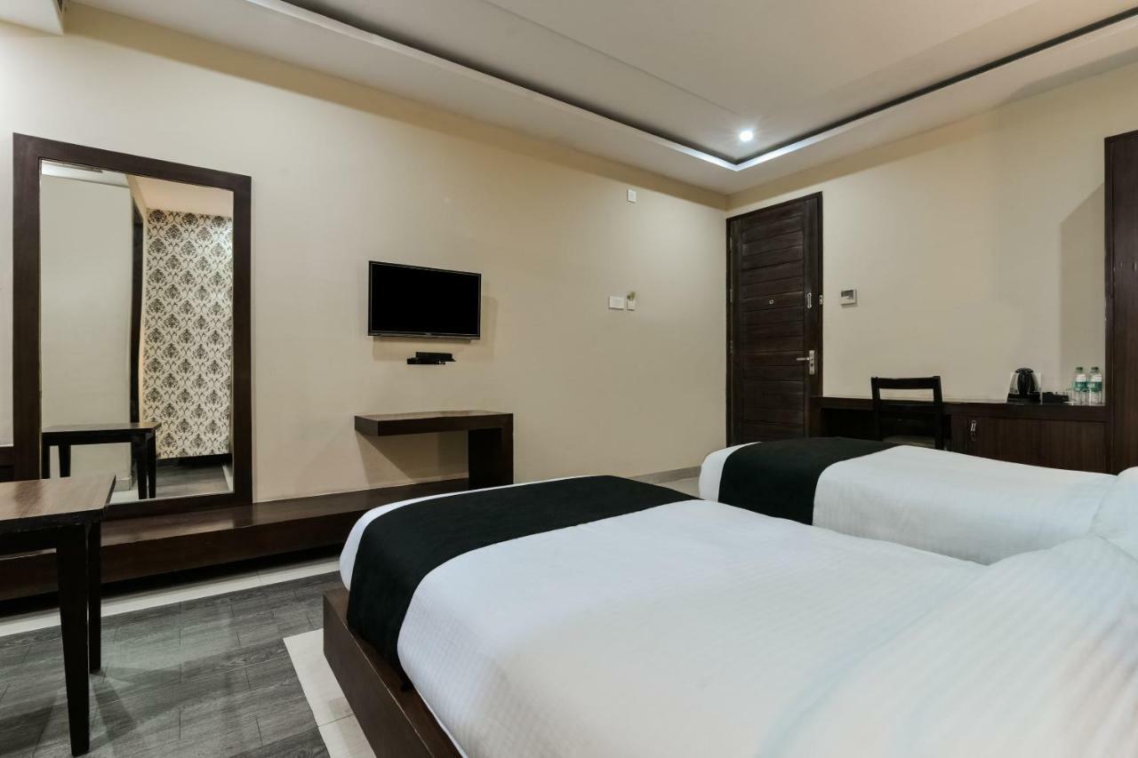 Capital O 4535 Hotel Uma Palace Váránaszi Kültér fotó