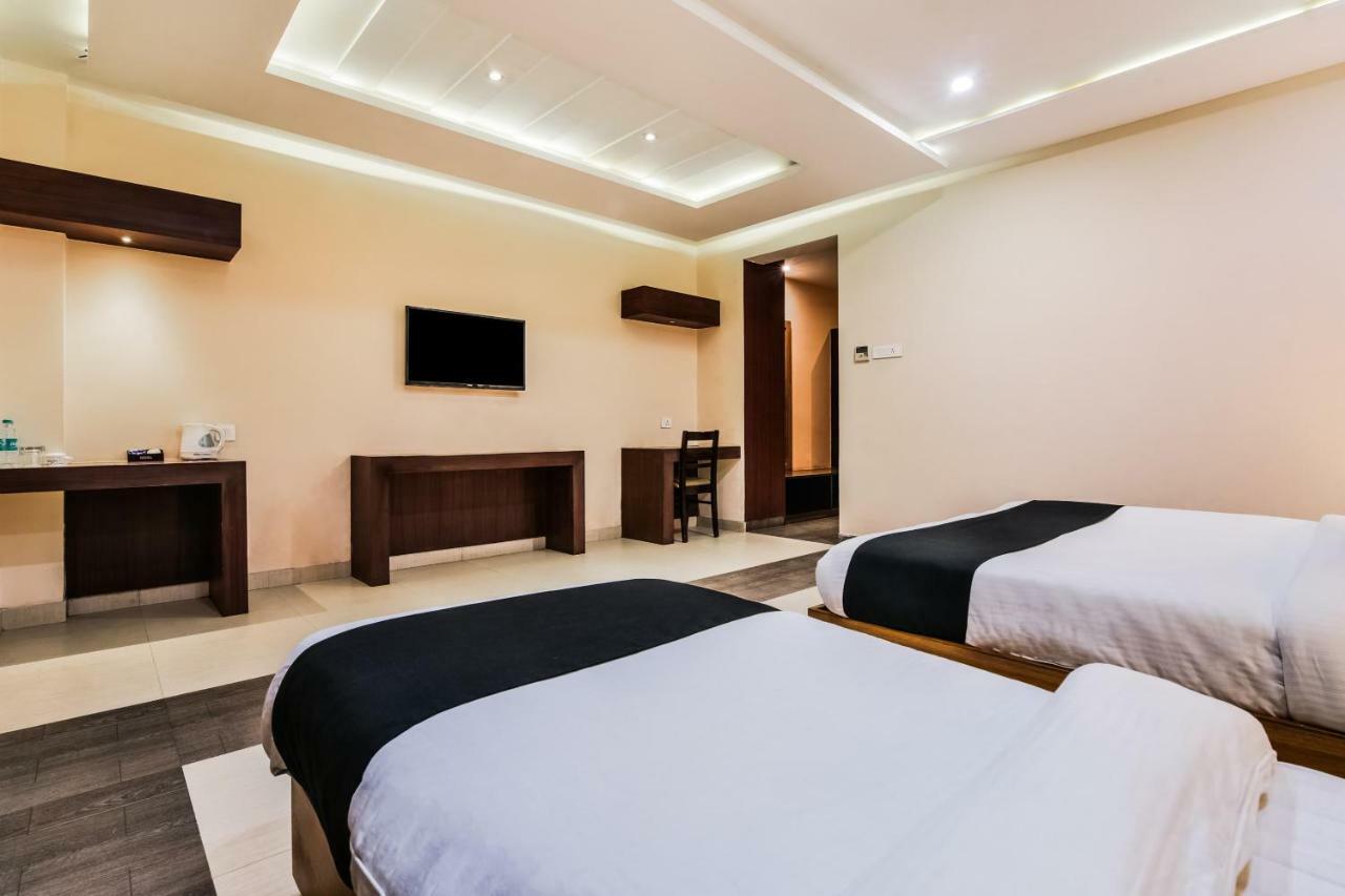 Capital O 4535 Hotel Uma Palace Váránaszi Kültér fotó