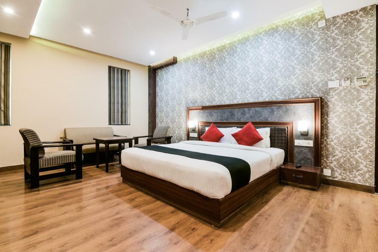 Capital O 4535 Hotel Uma Palace Váránaszi Kültér fotó